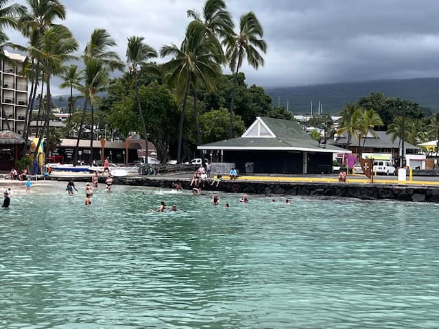 Calm waters at the Kamakahonu Beach